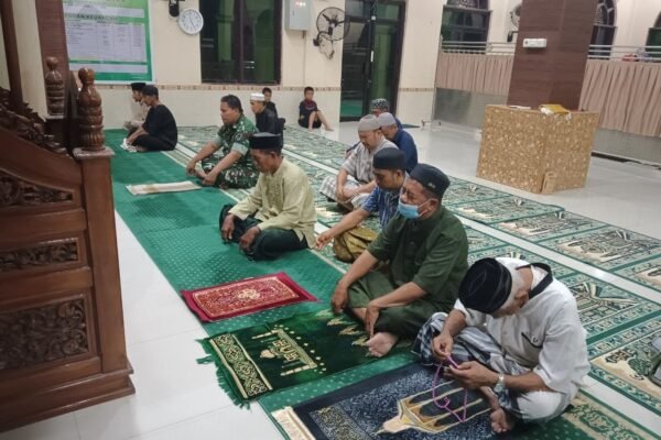 Babinsa Sidrap Baur Bersama Masyarakat dalam Kegiatan Sholat Subuh
