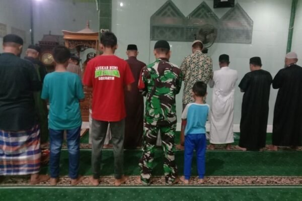 Babinsa Kodim 1420/Sidrap Selenggarakan Sajadah Subuh untuk Membangun Keharmonisan